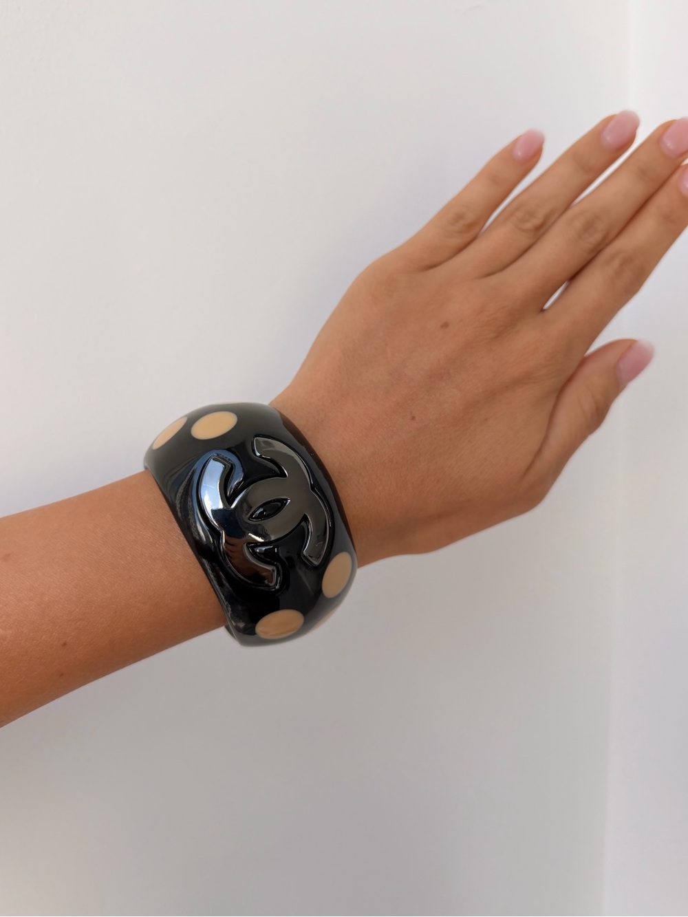 ✨CHANEL Black Resin Cuff with Beige Polka Dots🖤 - Picture 9 of 12